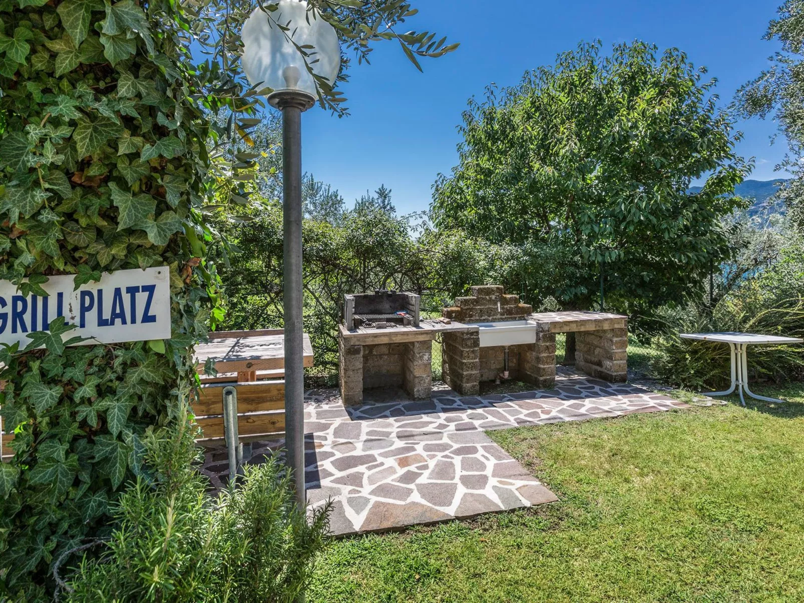 Zwei-Zimmer-Wohnung mit Seeblick, Grill und Gemeinschaftspool - Image-tags.info