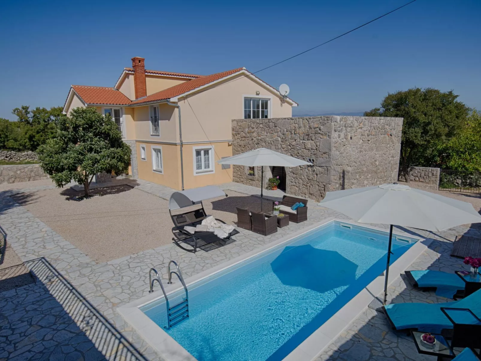 Luxuriöse Villa mit Pool, großem mediterranen Garten und Kinderspielplatz. - Image-tags.info