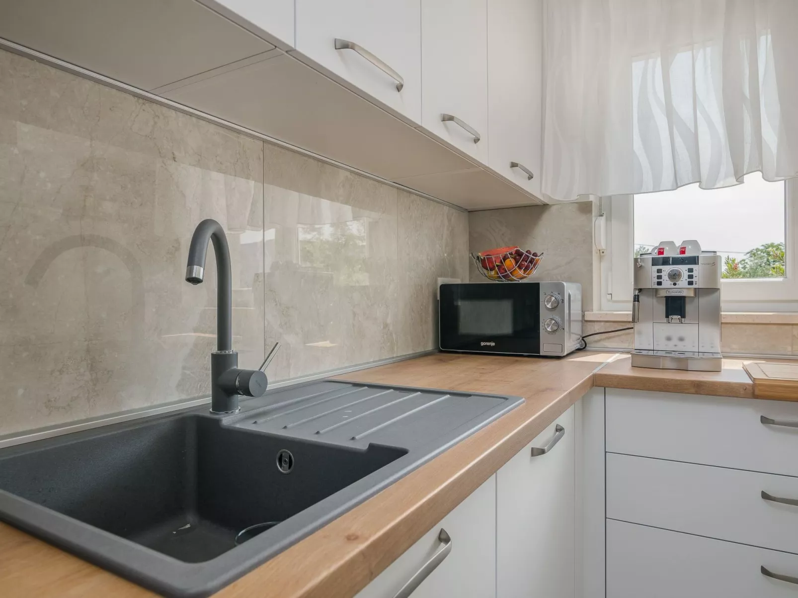 Luxuriöse Villa mit Salzwasserpool in einer ruhigen Gegend - Image-tags.info