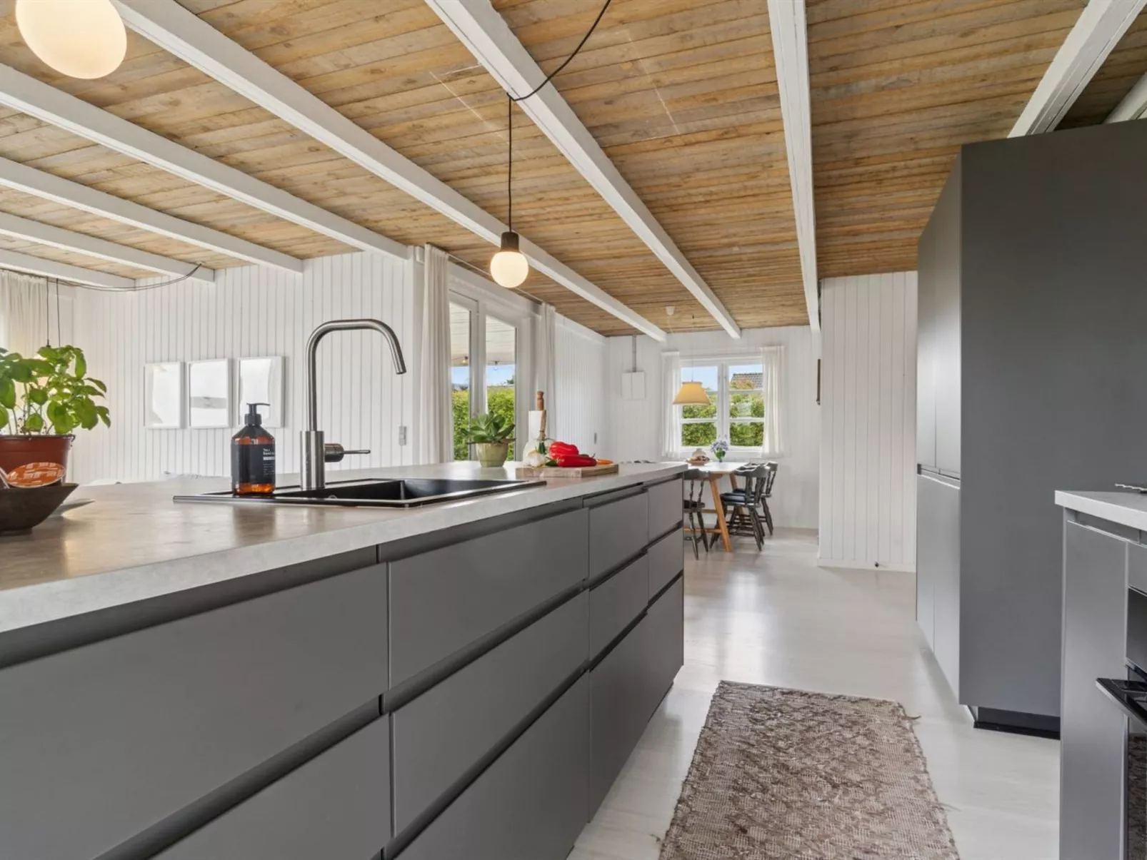 "Bjarni" - 180m from the sea - Binnen