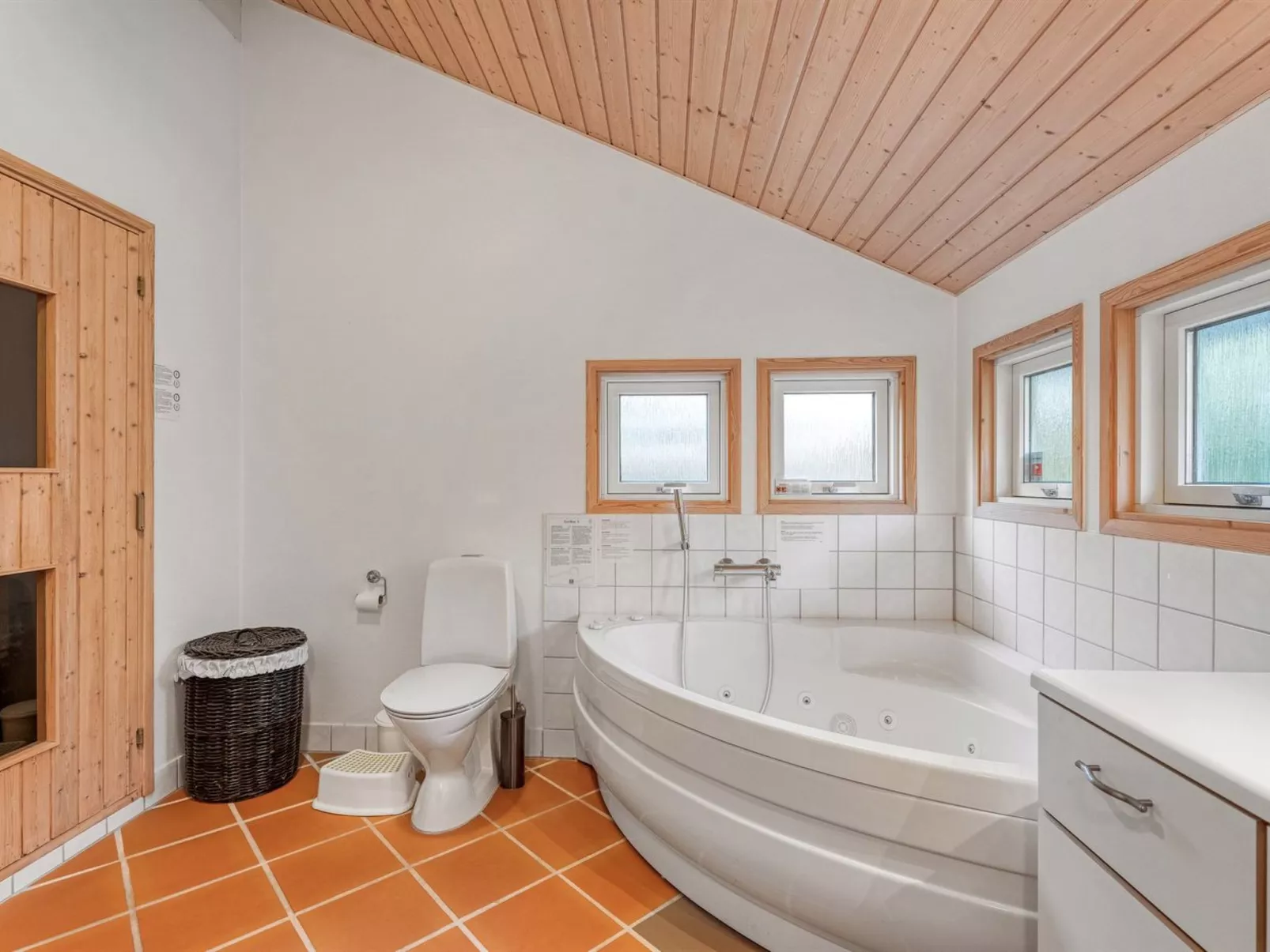 "Hollie" - 75m from the sea-Binnen