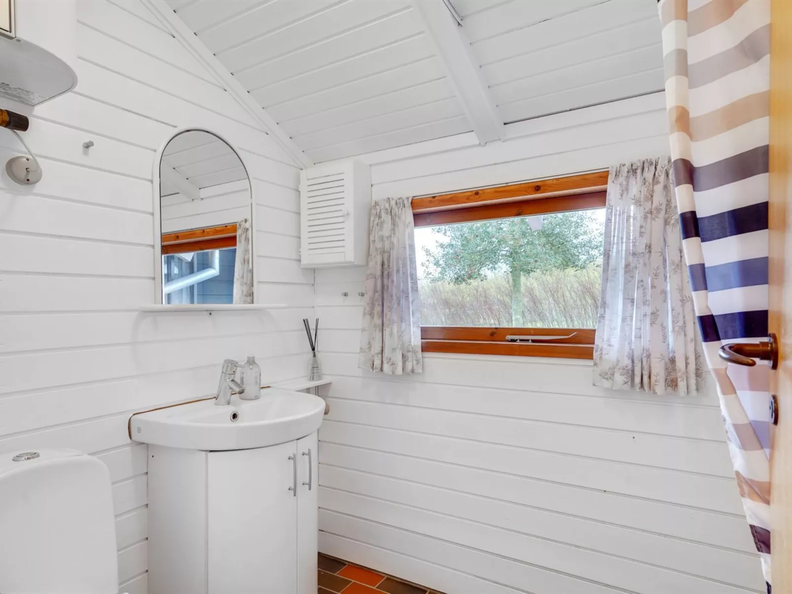 "Flicka" - 275m from the sea-Binnen