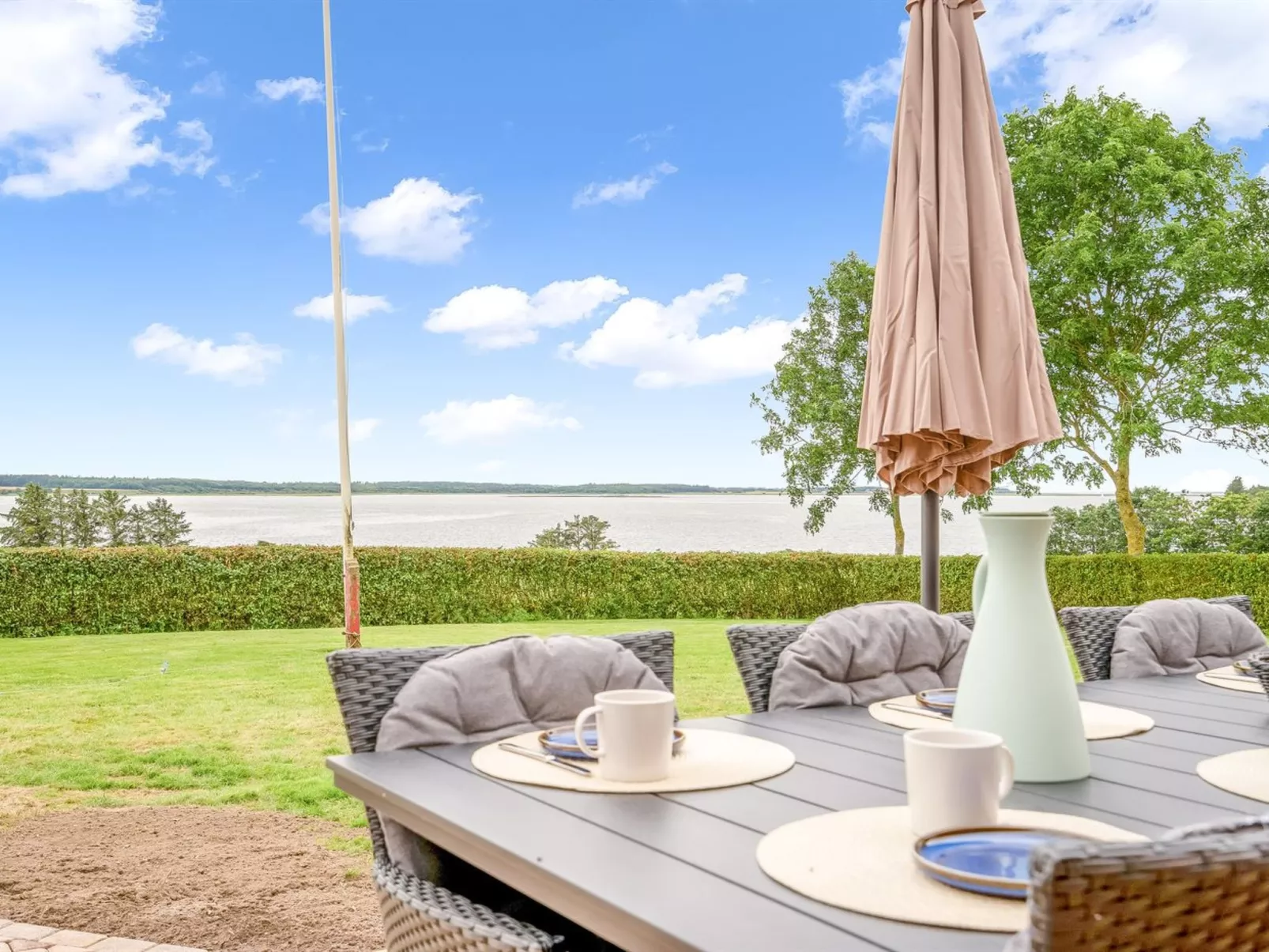 "Erja" - 300m to the fjord-Buiten