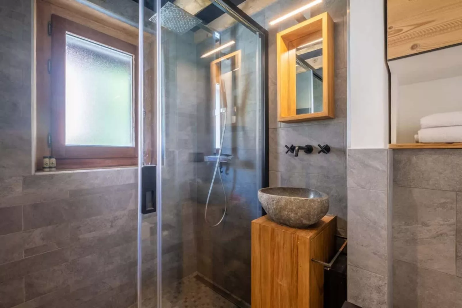 Châlet Racar pour 4 personnes centre ville et vue sur la montagne-Badkamer