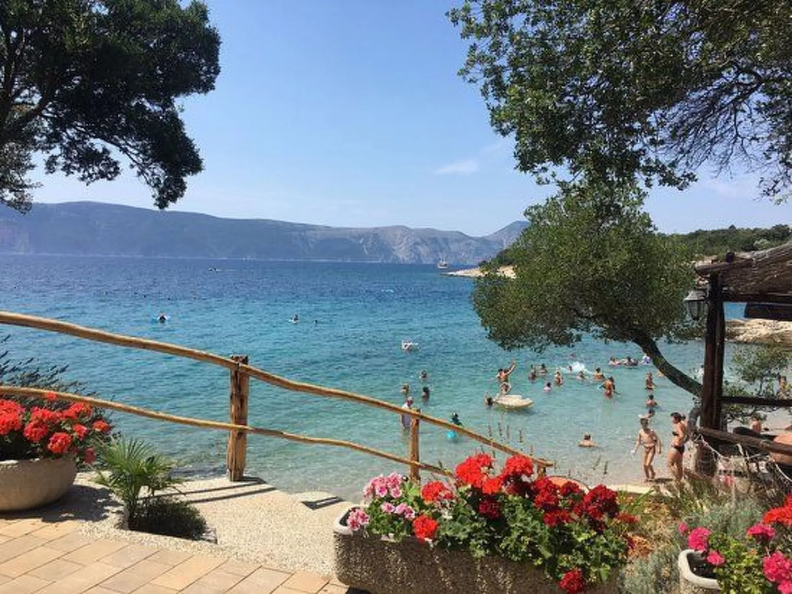 "Laura" mit Blick auf das Wasser - Image-tags.info