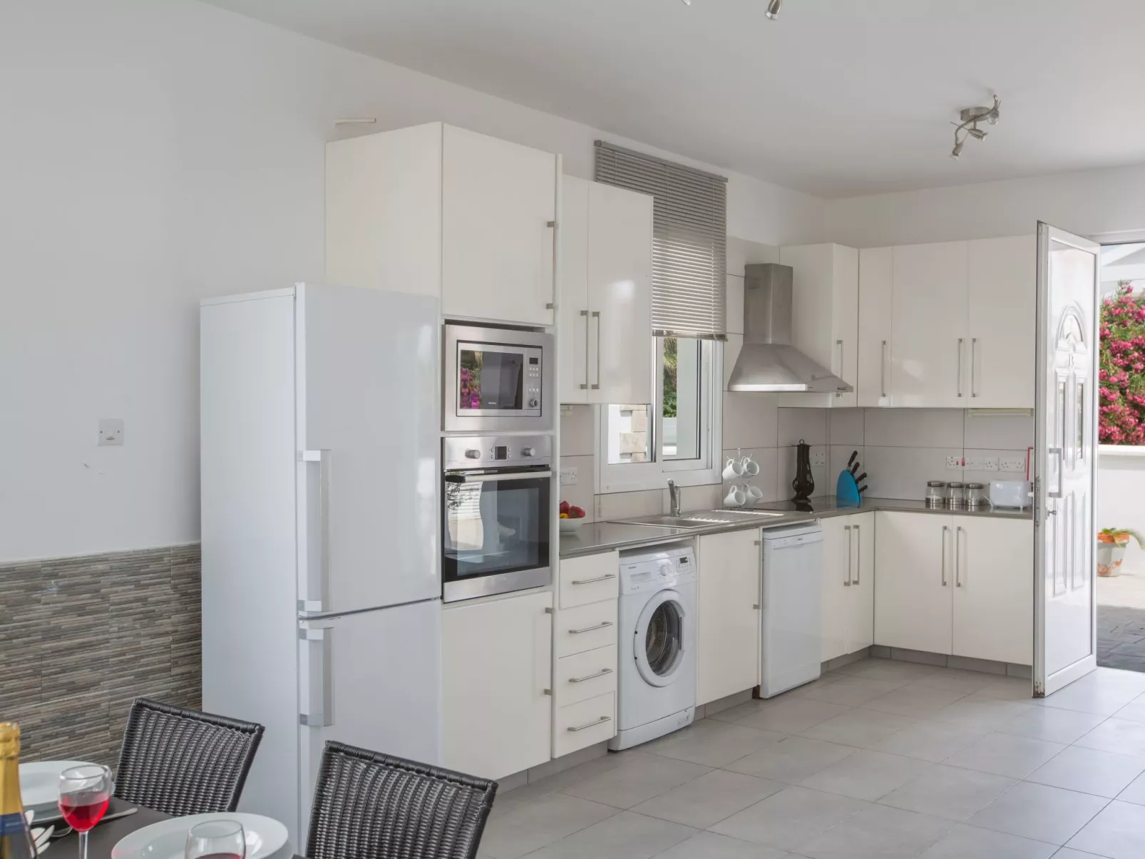 Moderne, geräumige Villa am Strand mit Pool - Image-tags.info