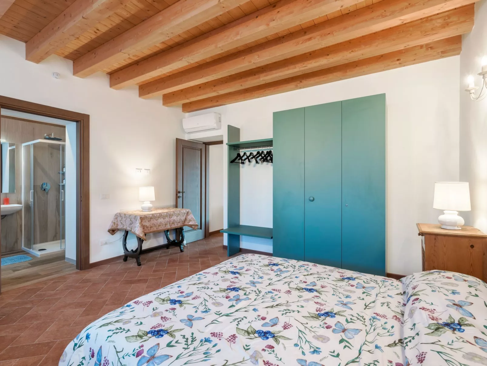 Zweizimmerwohnung mit Doppelbett und zwei Schlafsofas - Image-tags.info