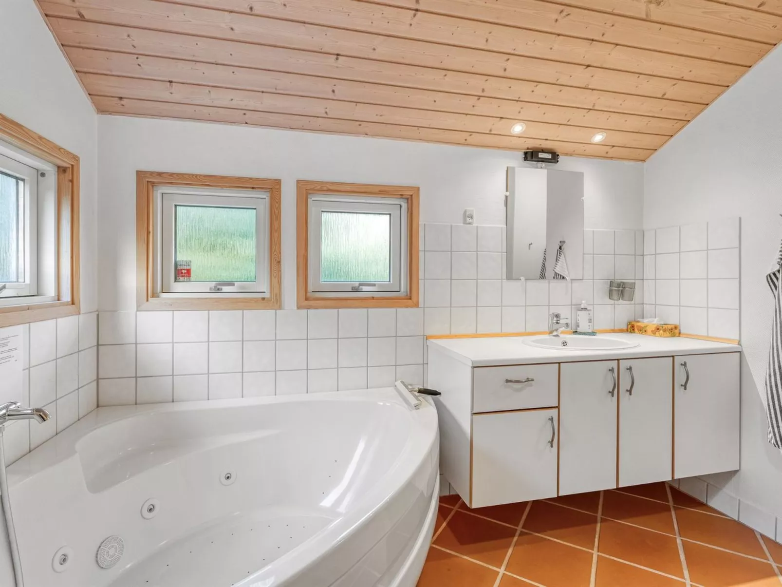 "Hollie" - 75m from the sea-Binnen