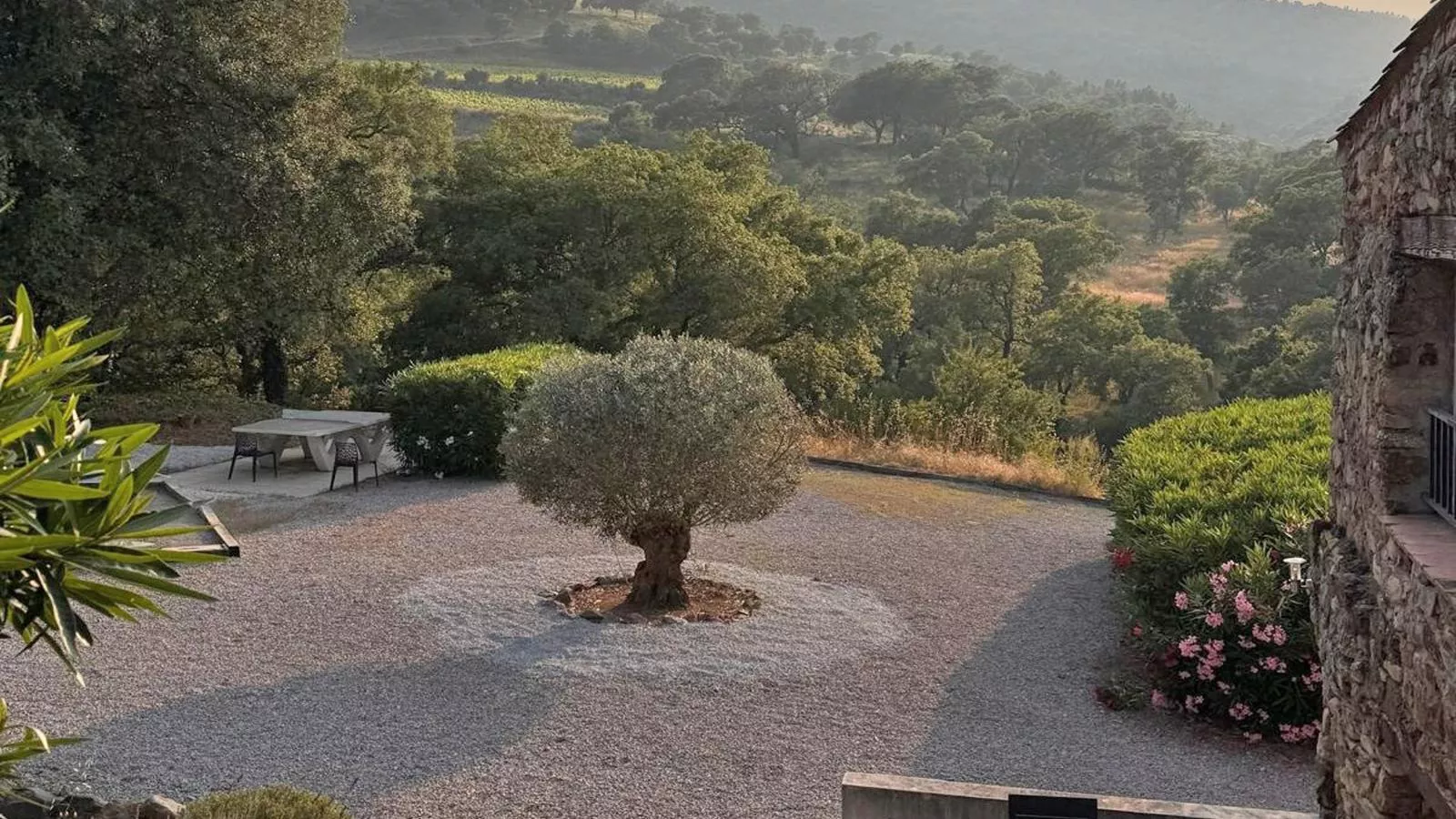 Les Roches du Sud - Tuinen zomer