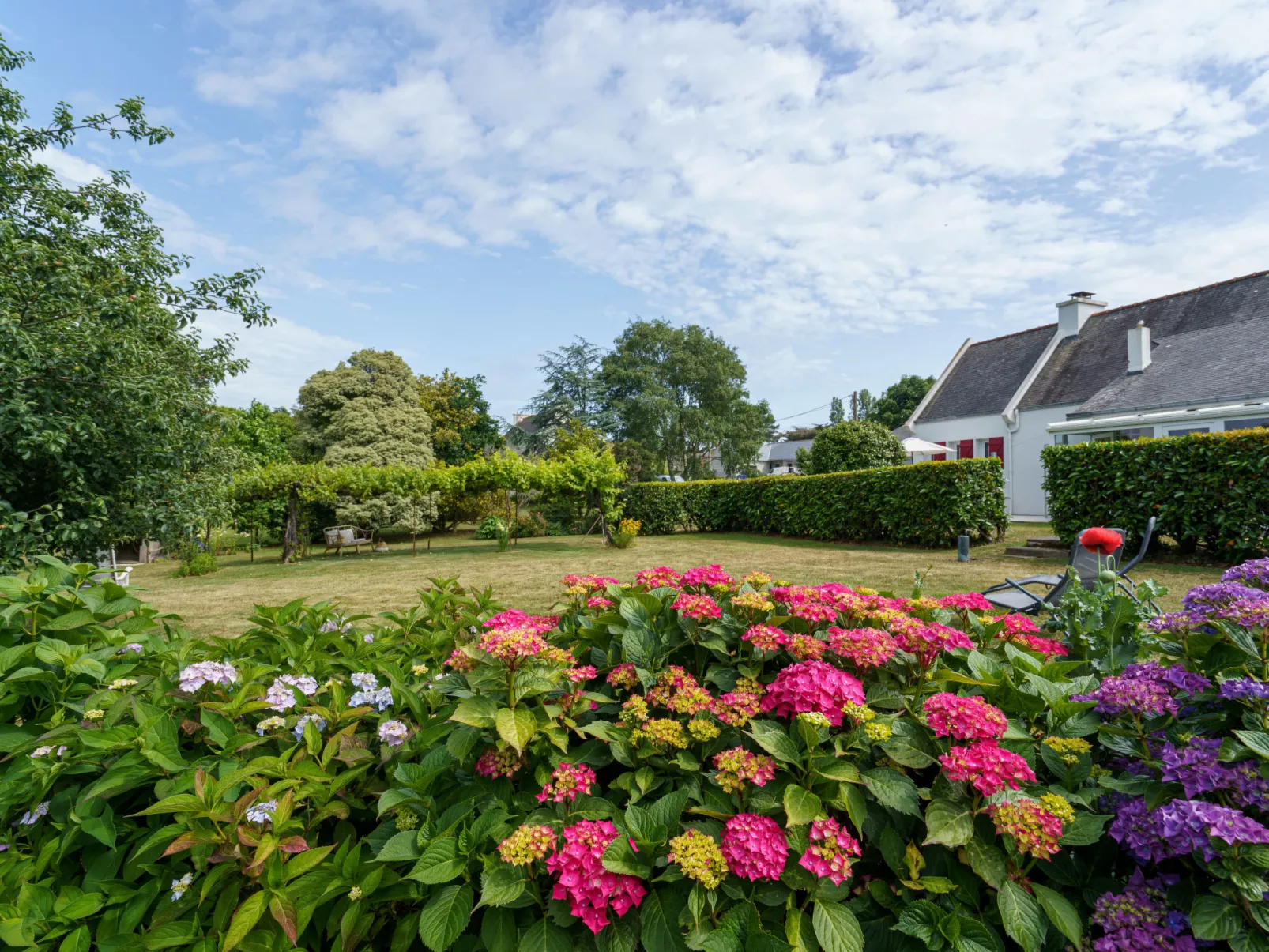 Les Volets Rouges-Buiten