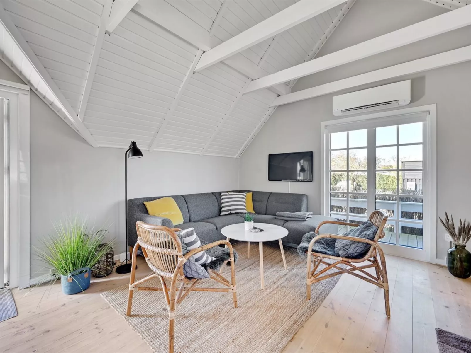 "Ulv" - 25m from the sea-Binnen