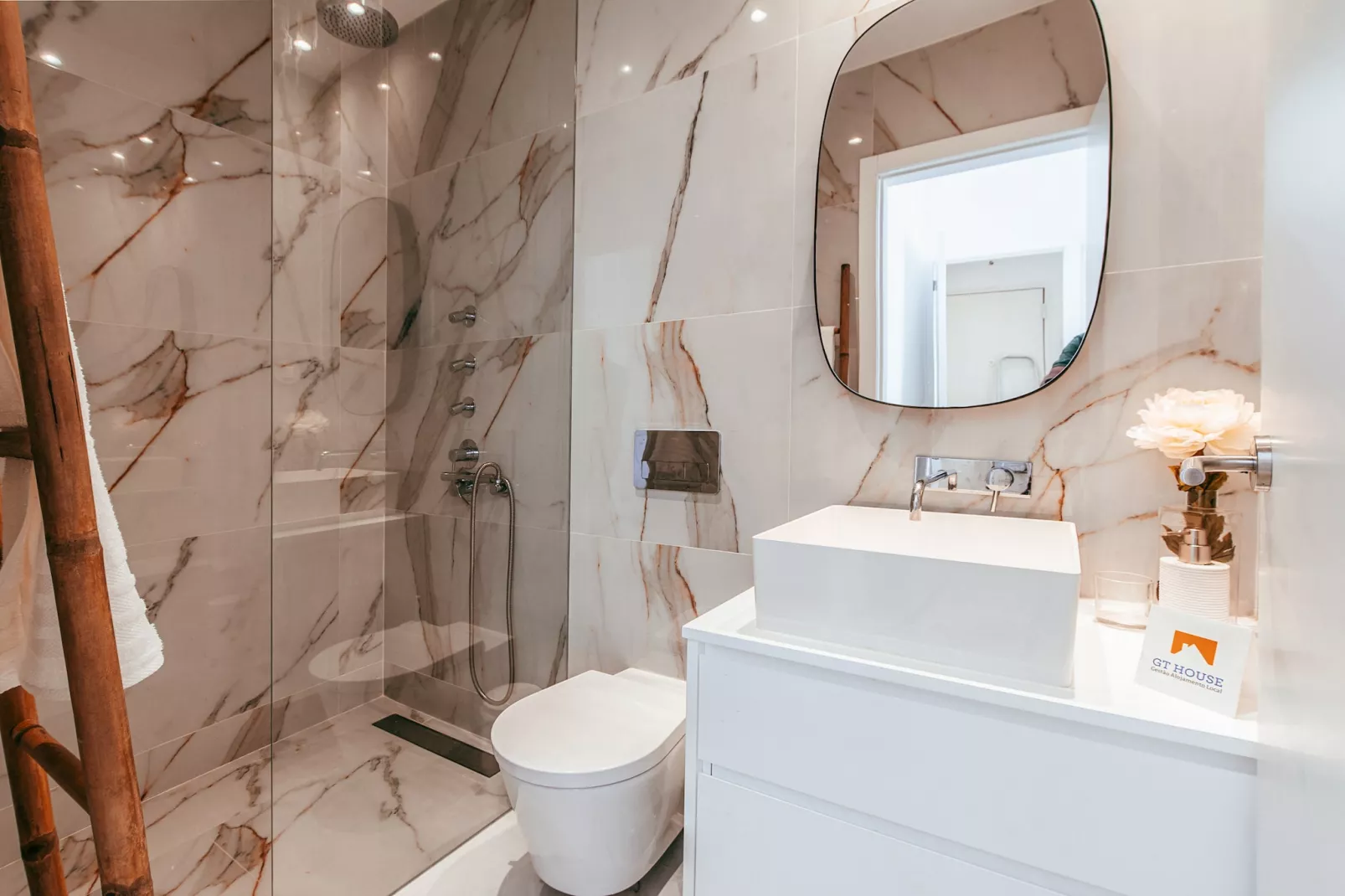 Modern & Charming Alges by GT House-Badkamer