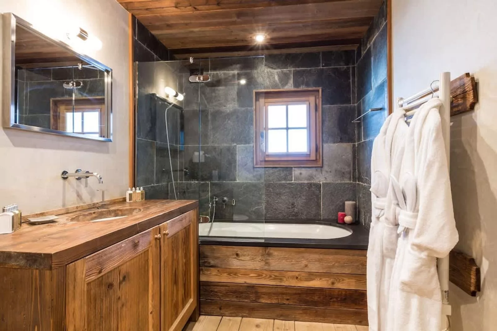 Chalet de luxe tout comfort avec jacuzzi sauna-Badkamer