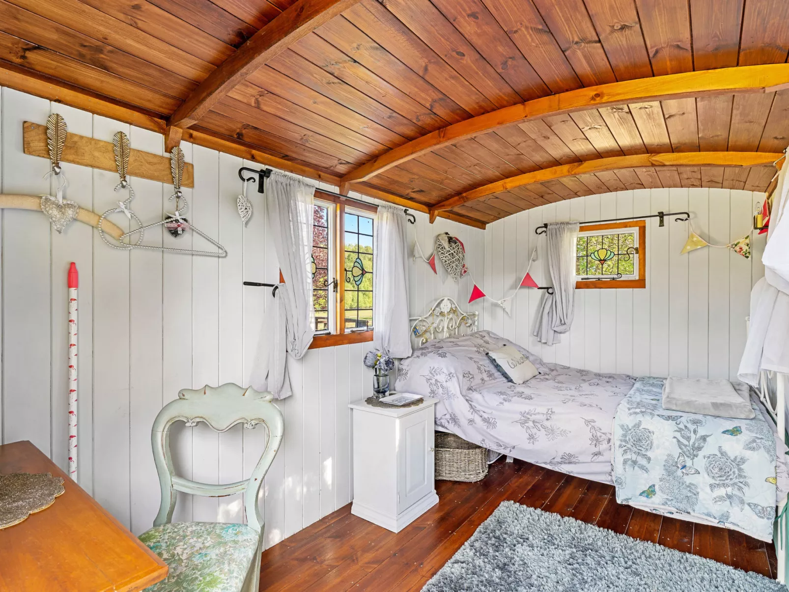 Shepherd's Hut at Hilltop Farm - Binnen