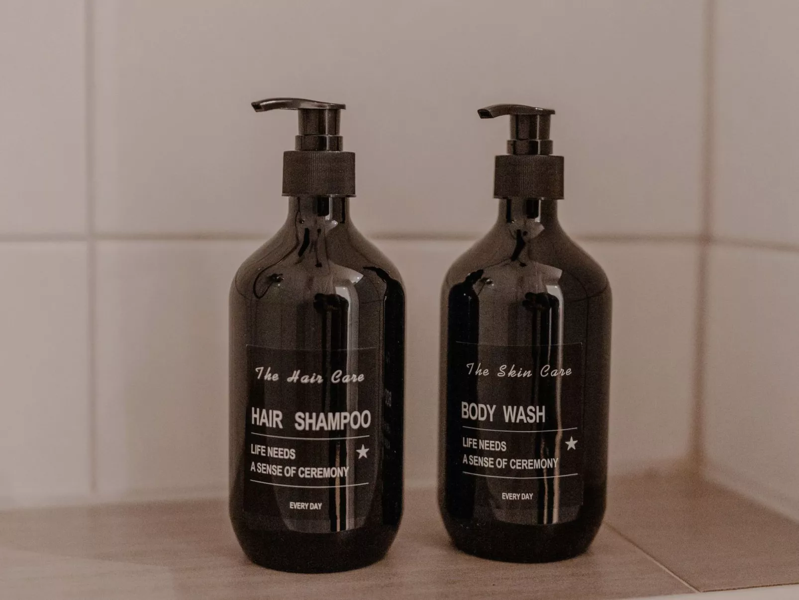 Apartment mit Küche, Arbeitsplatz und xxl Sofa - Image-tags.info