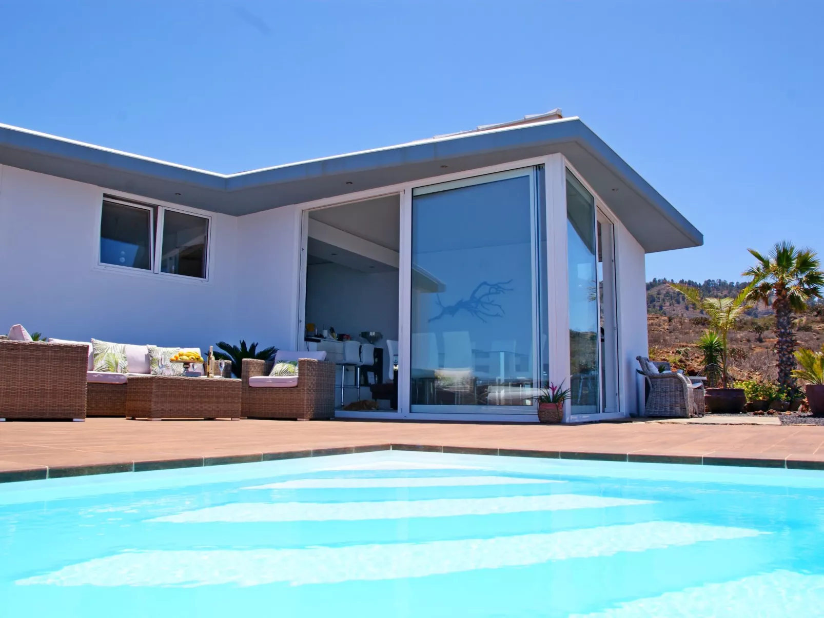 Moderne Architekten-Villa mit Infinity-Pool und Meerblick - Image-tags.info