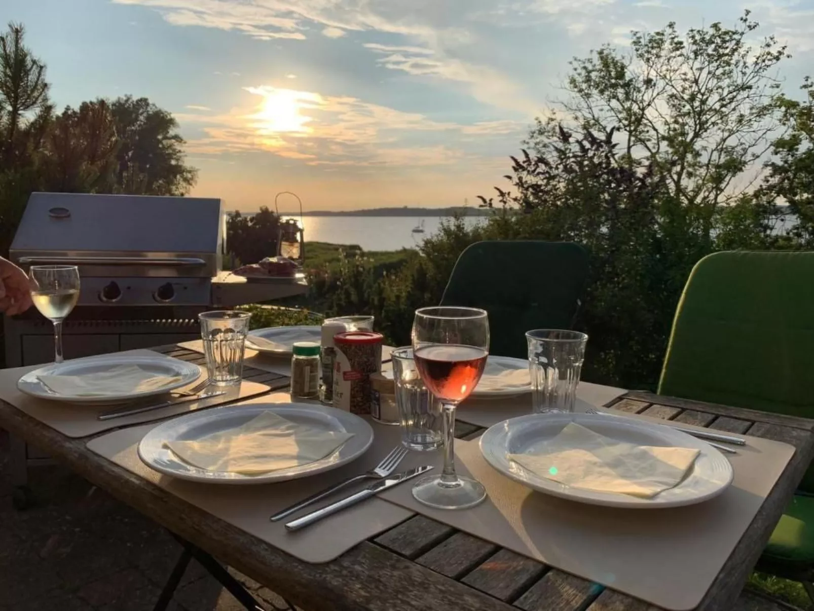 TRADITIONELLES REETDACHHAUS MIT SAUNA, KAMINOFEN UND PRIVATEM WASSERZUGANG - Image-tags.info