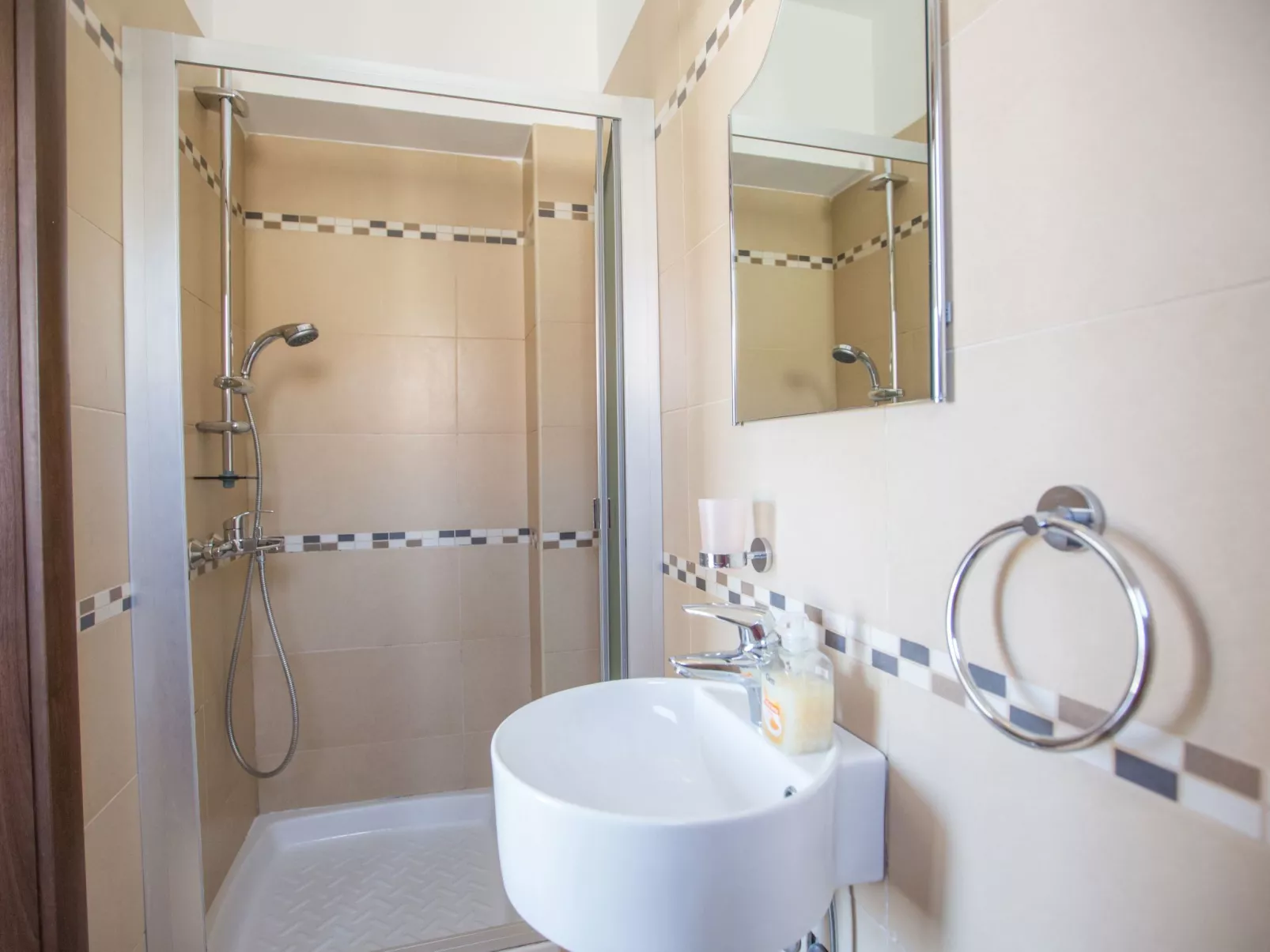 Moderne Ferienvilla PV5 mit großem Garten - Image-tags.info