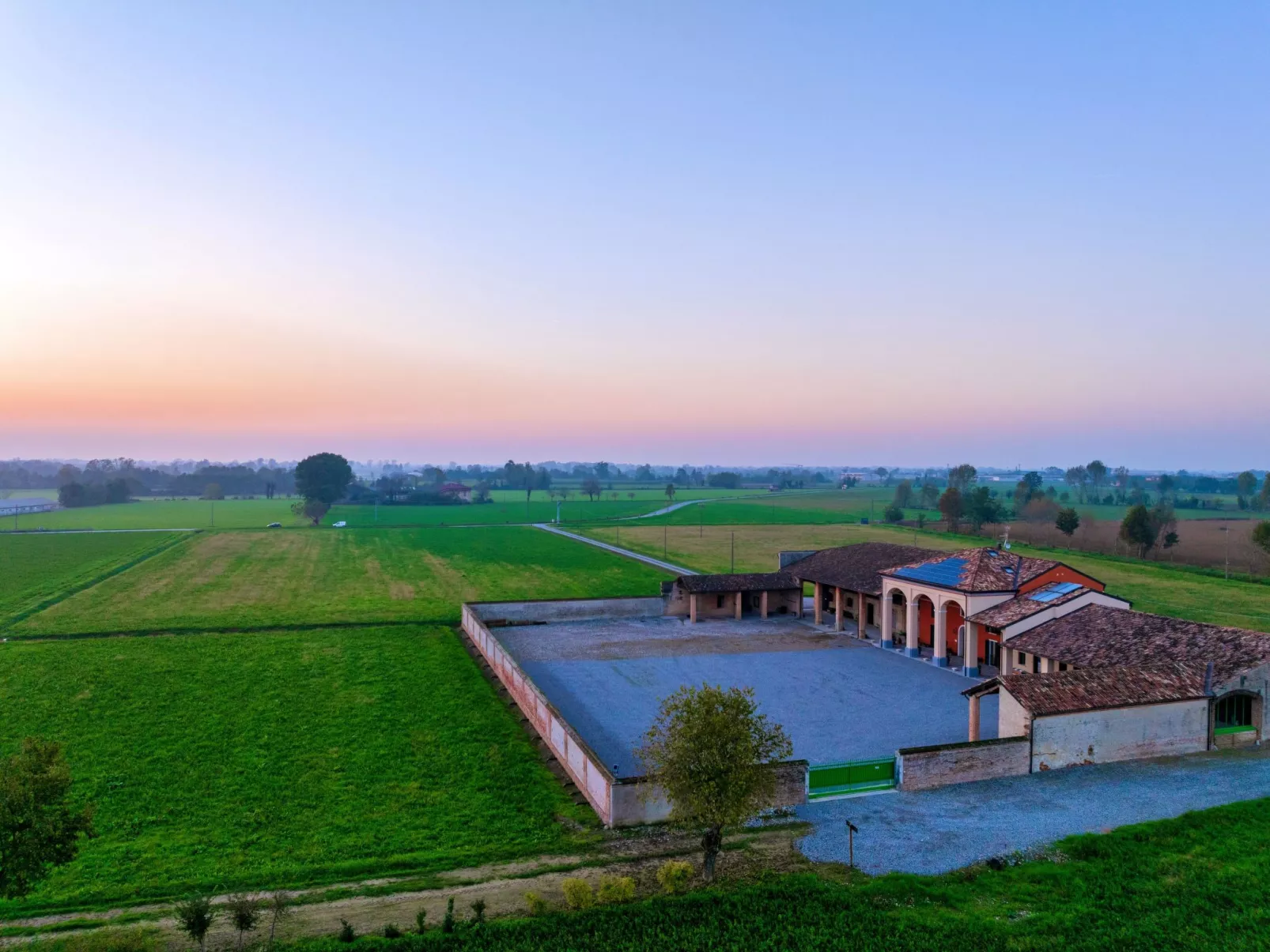 Zweizimmerwohnung mit Doppelbett und zwei Schlafsofas - Image-tags.info