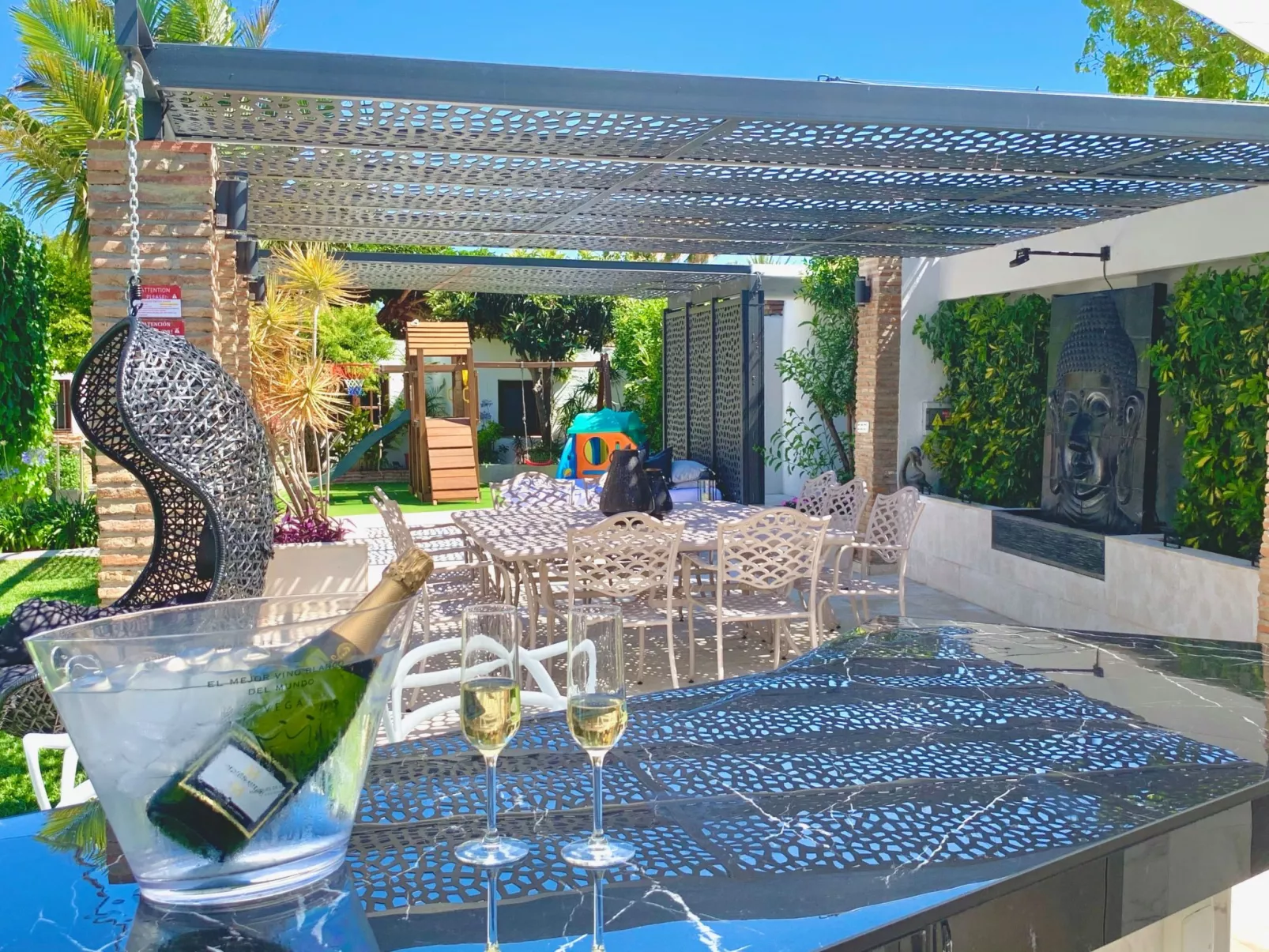 In der Nähe des Strandes, beheiztes Schwimmbad, Spielraum, Spielzimmer, etc - Buiten