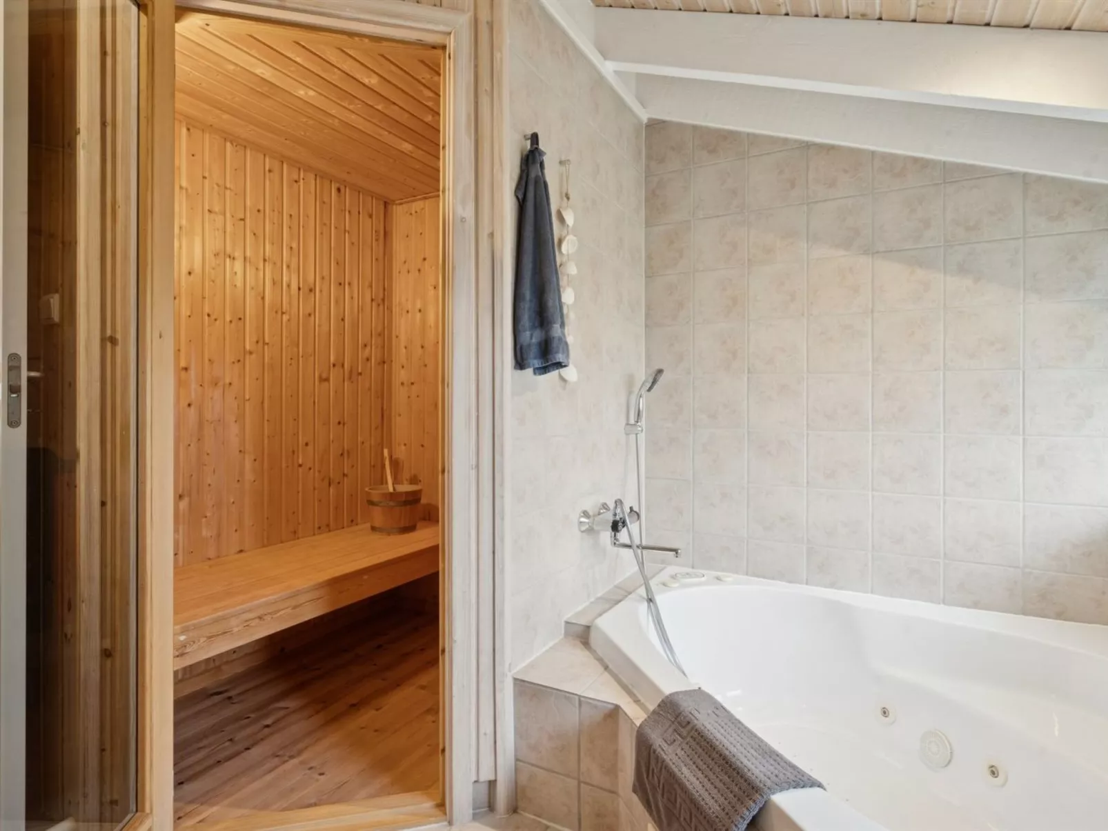 "Alvy" - 200m from the sea-Binnen