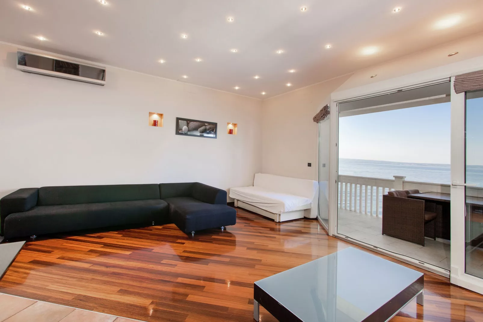 Luxury beach apartment-Woonkamer