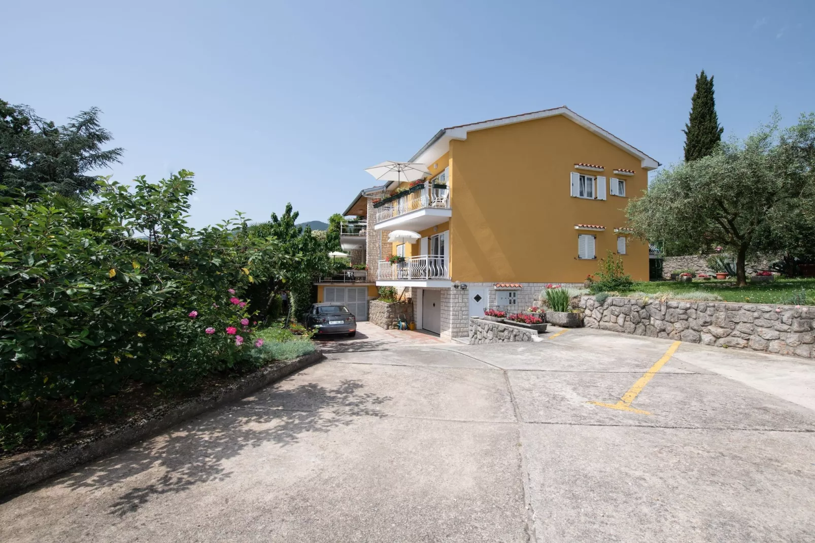 Apartments Mirjana IKA - One Bedroom Apartment With Balcony And Sea View (A2) - Buitenlucht