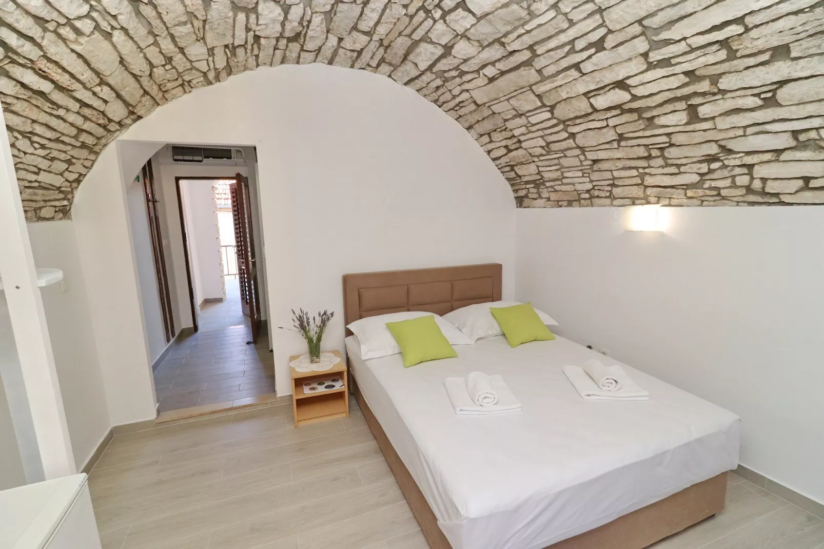 Studio Joković - Studio Apartment with Terrace and City View - Binnen