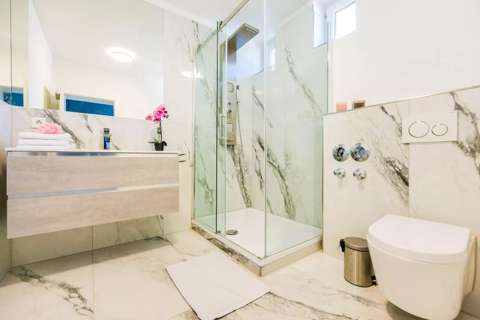 Apartment Bad Camberg-Badkamer