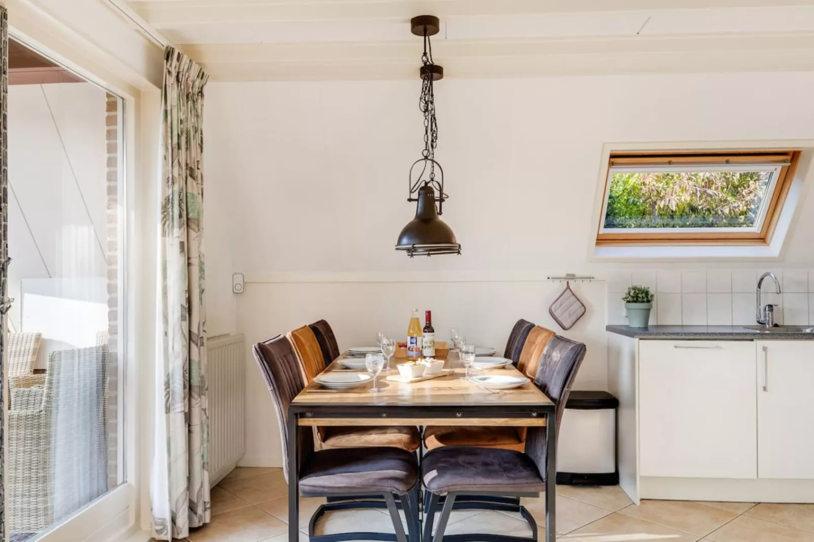 92 | Gaai | Prachtige bungalow nabij natuur-Eetkamer