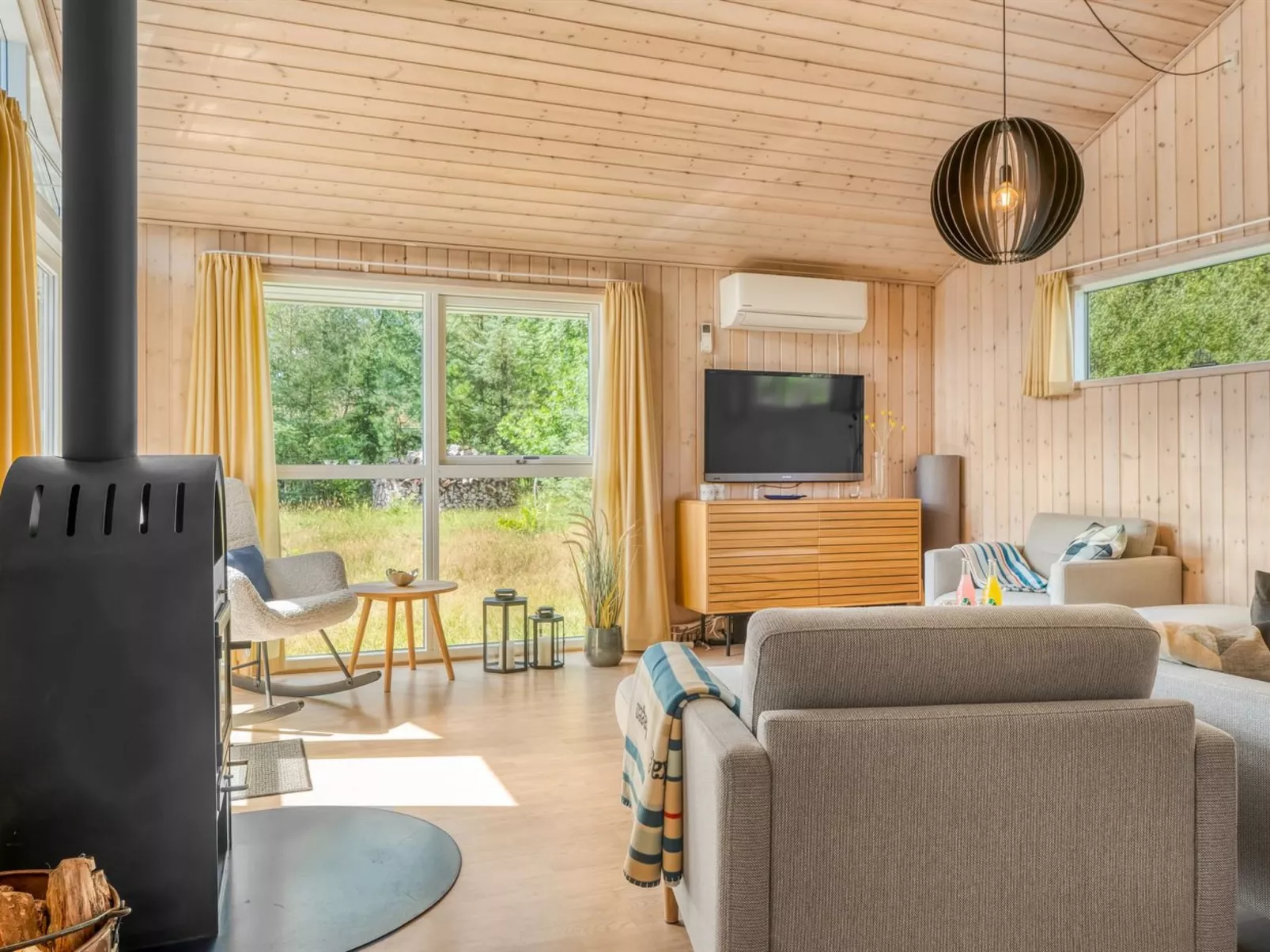 "Alisa" - 1.9km from the sea - Binnen