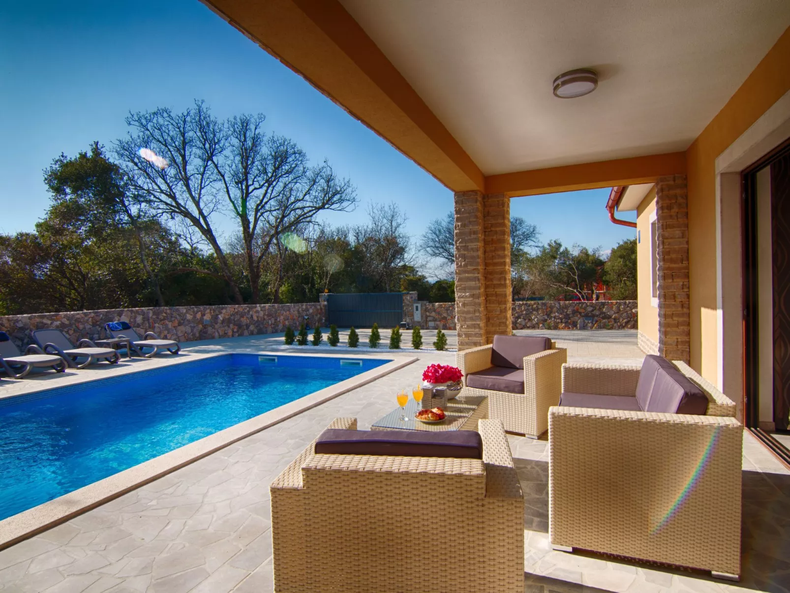 "Laura" mit Blick auf das Wasser - Image-tags.info