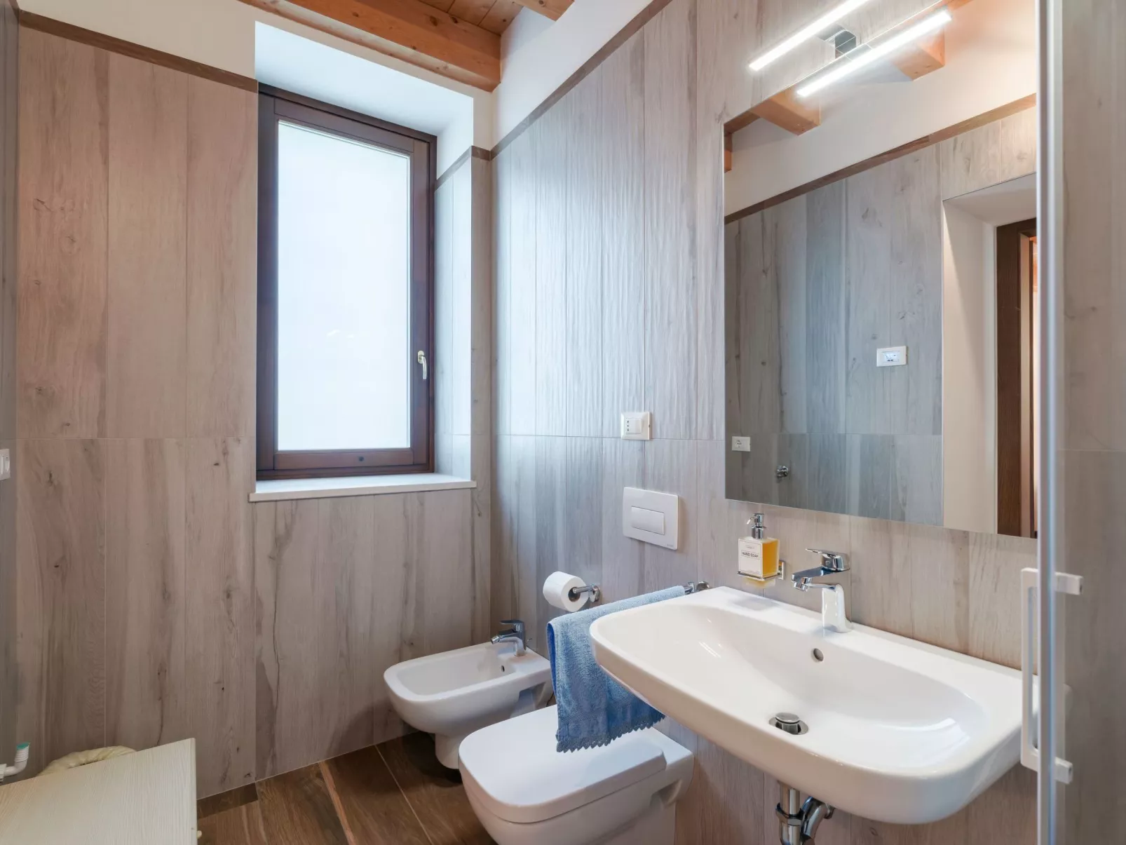 Zweizimmerwohnung mit Doppelbett und zwei Schlafsofas - Image-tags.info