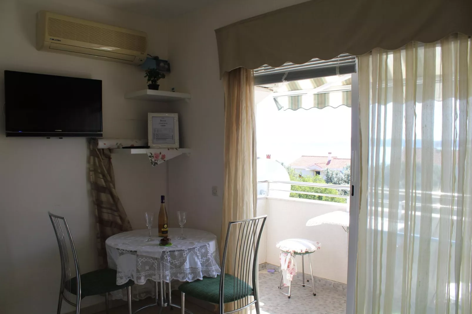 Cozy apartment in Zadar - Kozino with seaview-Woonkamer