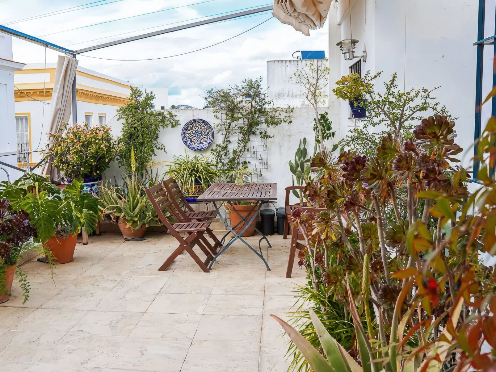 Helle Dach-Maisonette mit riesiger Terrasse - Buiten