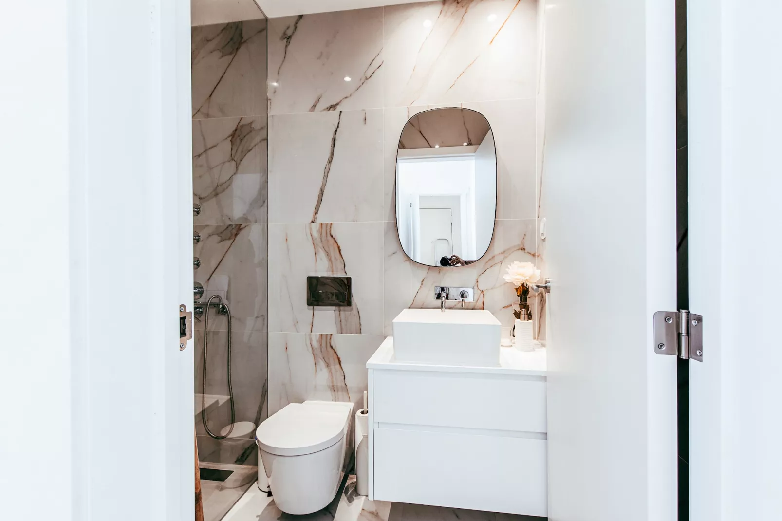 Modern & Charming Alges by GT House-Badkamer