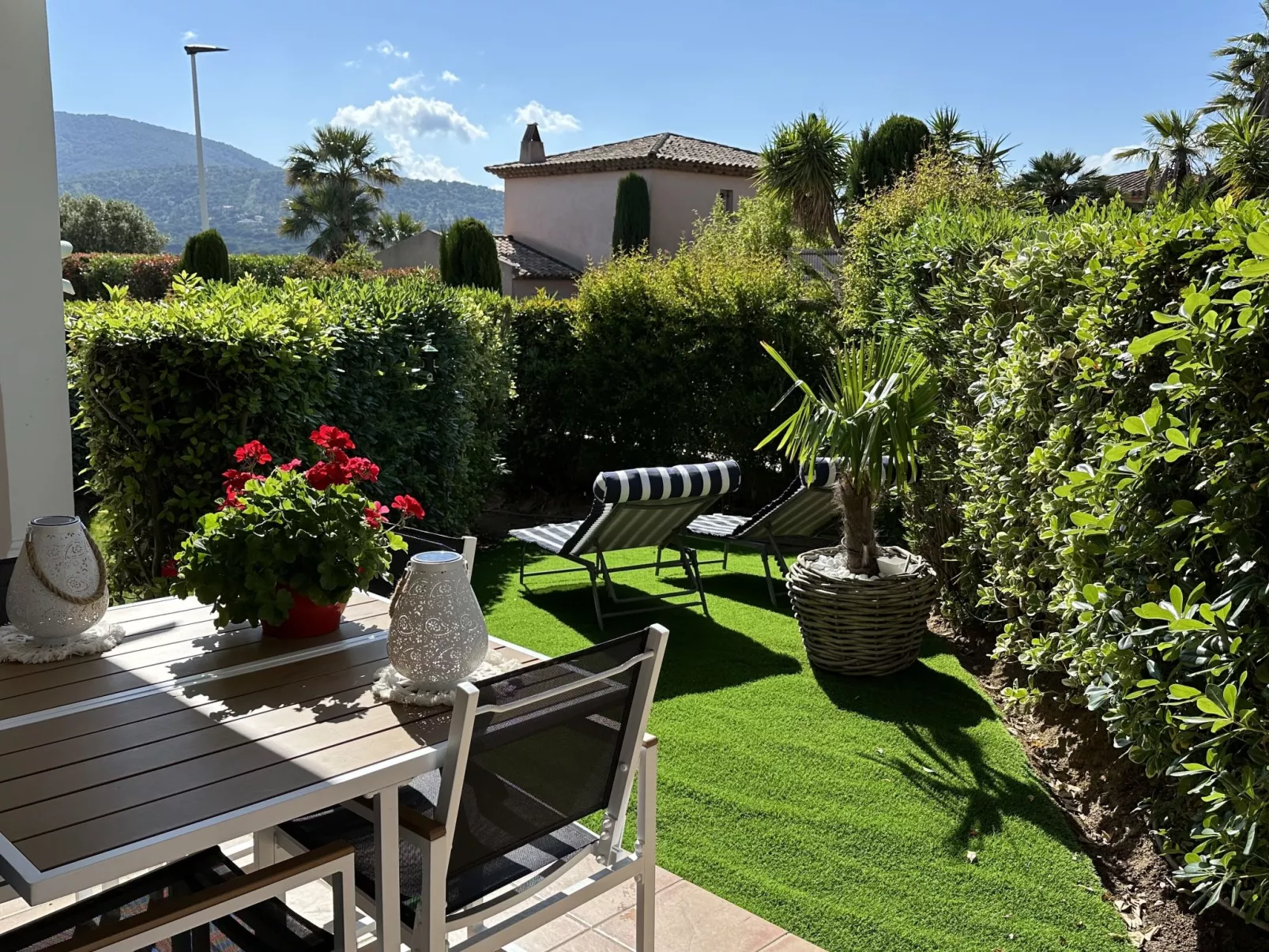 Les Pins Bleus-Buiten