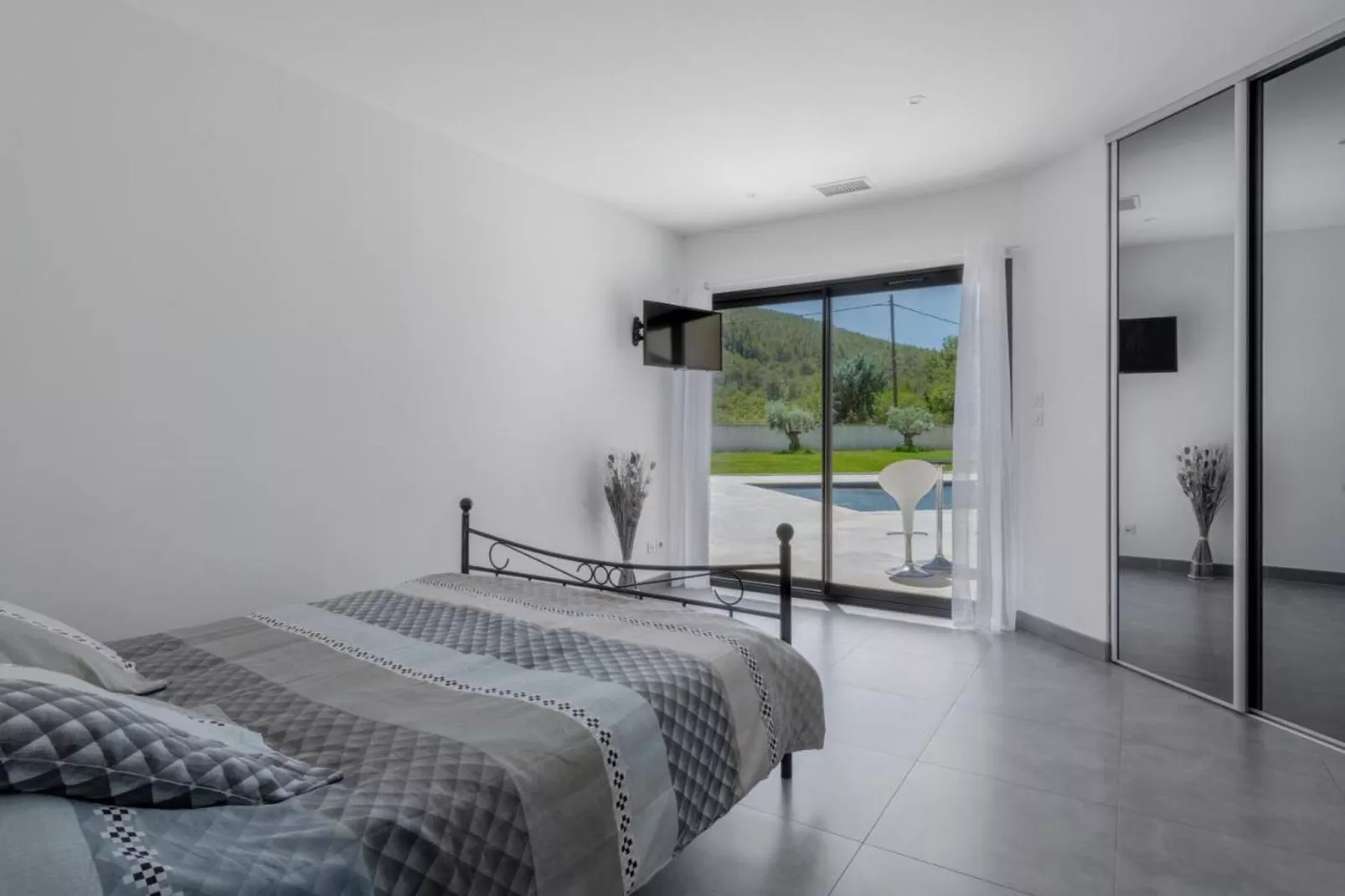 Villa avec piscine chauffée spa salle sport et cinéma-Slaapkamer