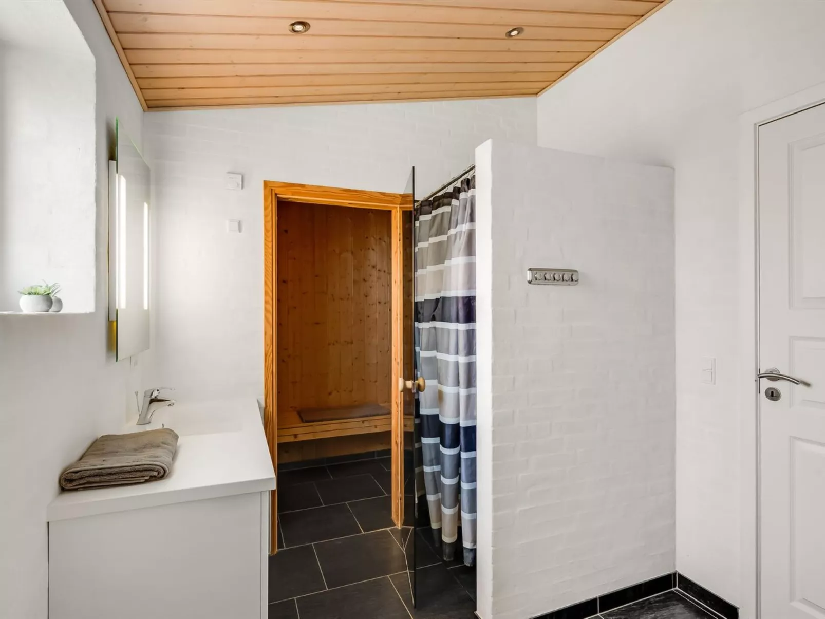 "Sod" - 3.2km from the sea - Binnen