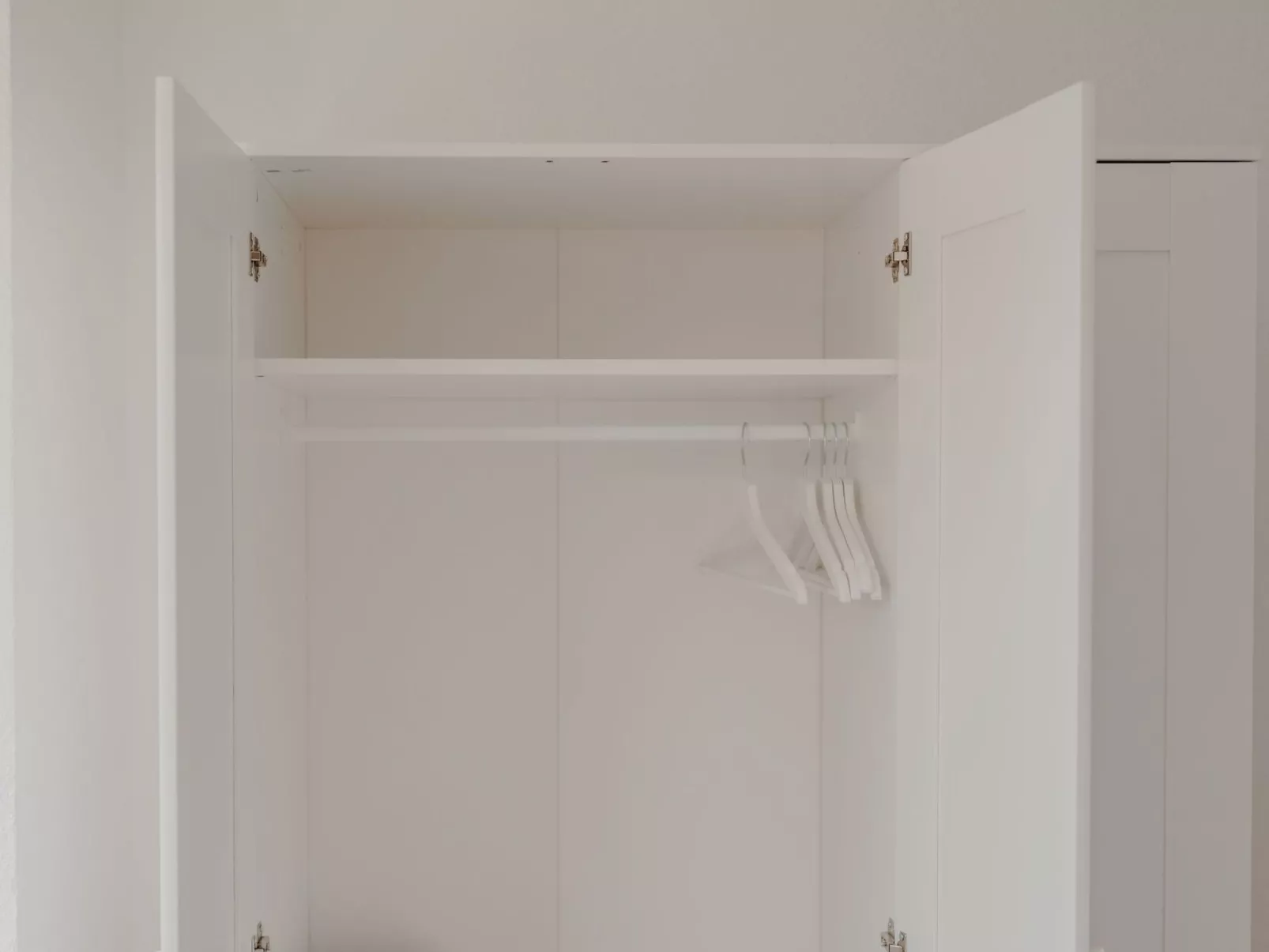 Apartment mit Küche, Arbeitsplatz und xxl Sofa - Image-tags.info