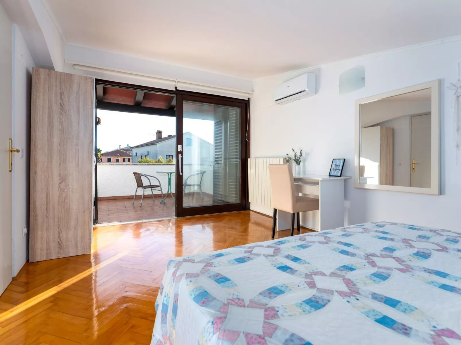 Mit Pool, großer Garten - Image-tags.info