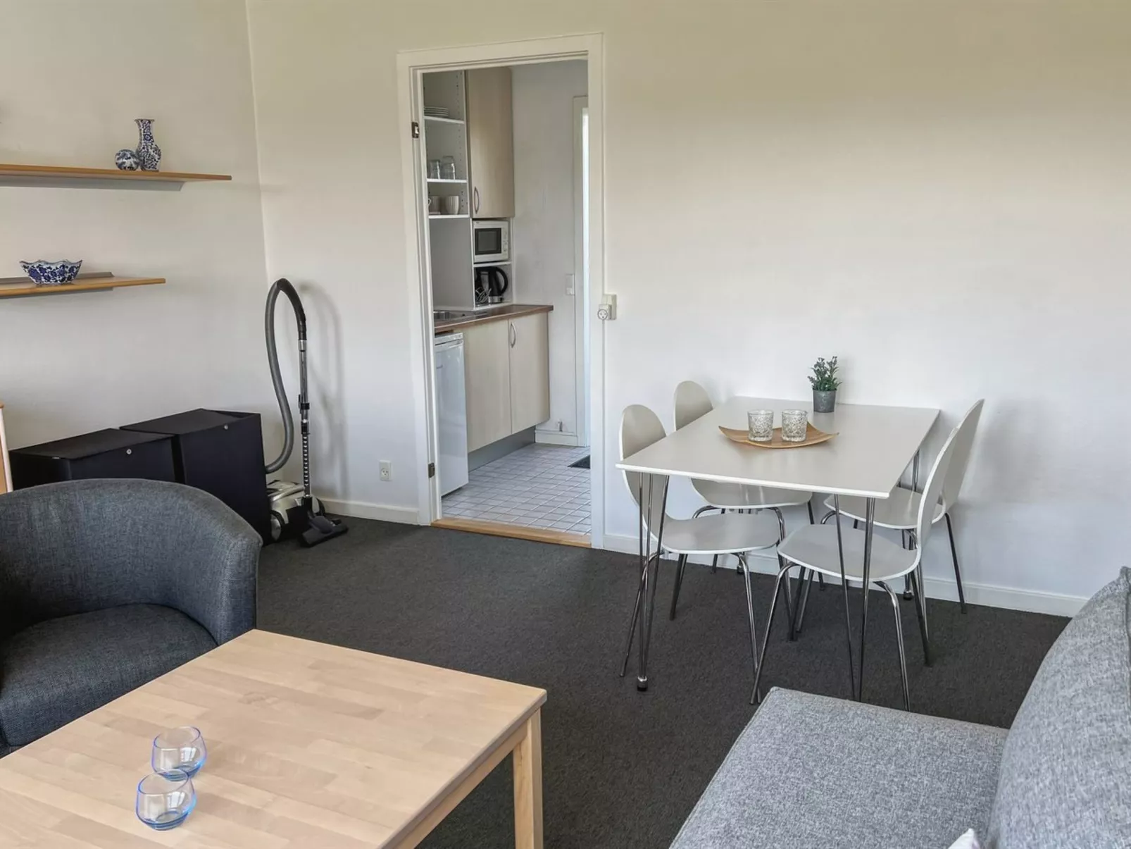 "Kirsti" - 300m from the sea - Binnen