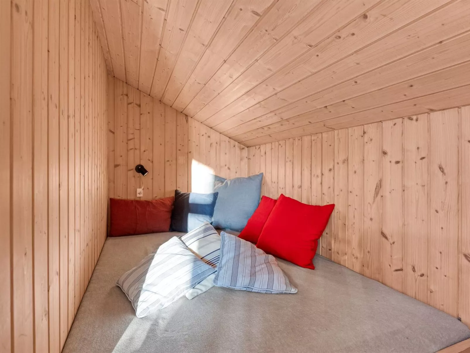 "Hollie" - 75m from the sea-Binnen