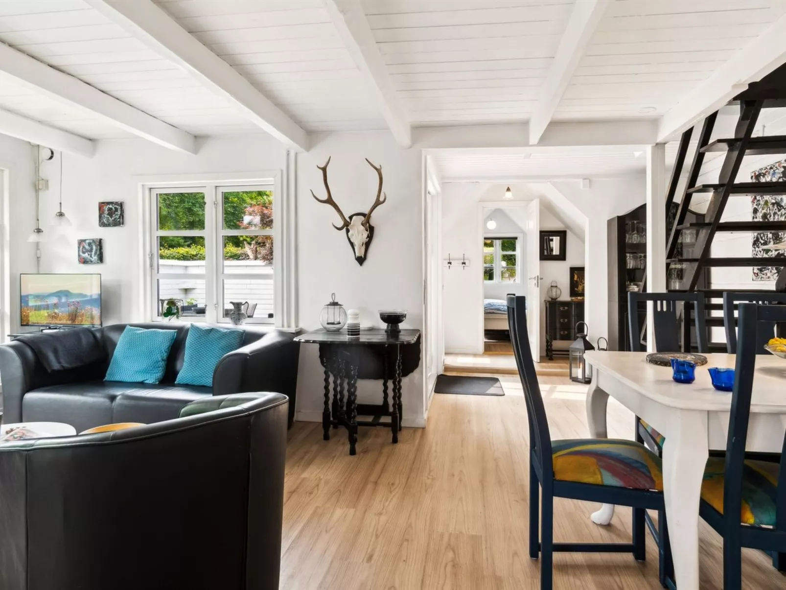 "Vesa" - 2.4km from the sea - Binnen