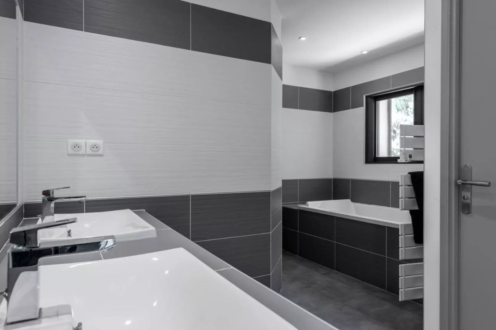 Villa avec piscine chauffée spa salle sport et cinéma-Badkamer