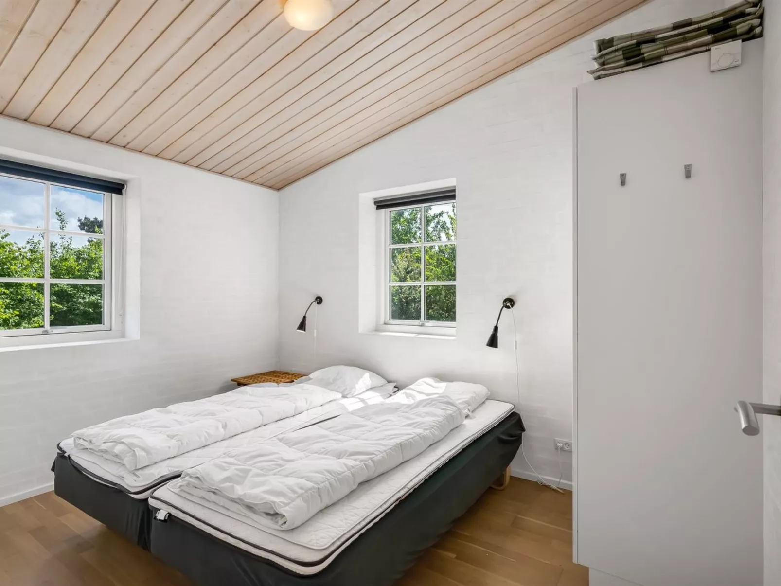 "Sod" - 3.2km from the sea - Binnen