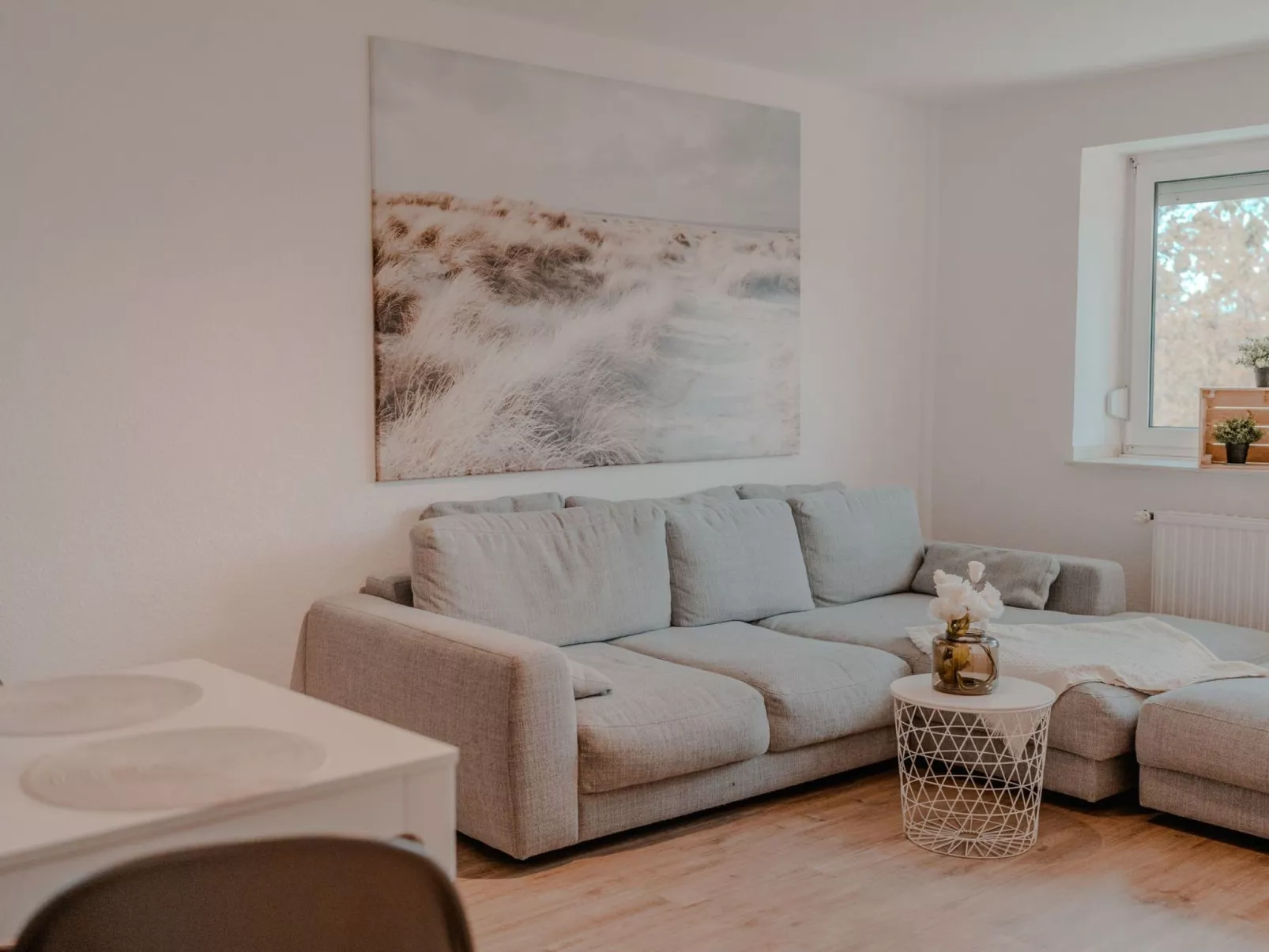 Apartment mit Küche, Arbeitsplatz und xxl Sofa - Image-tags.info