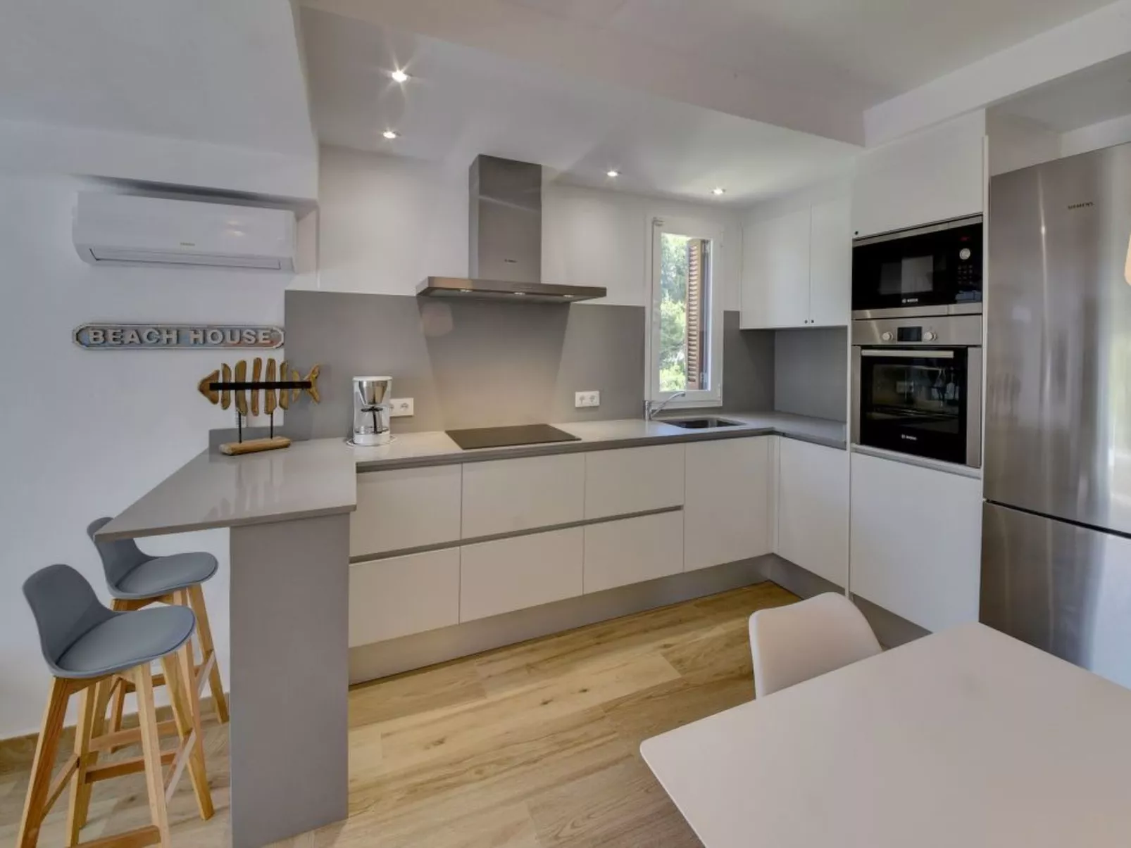 Neu renoviertes, modernes Apartment für 4 Personen, direkt an der Cala Ferrera - Binnen