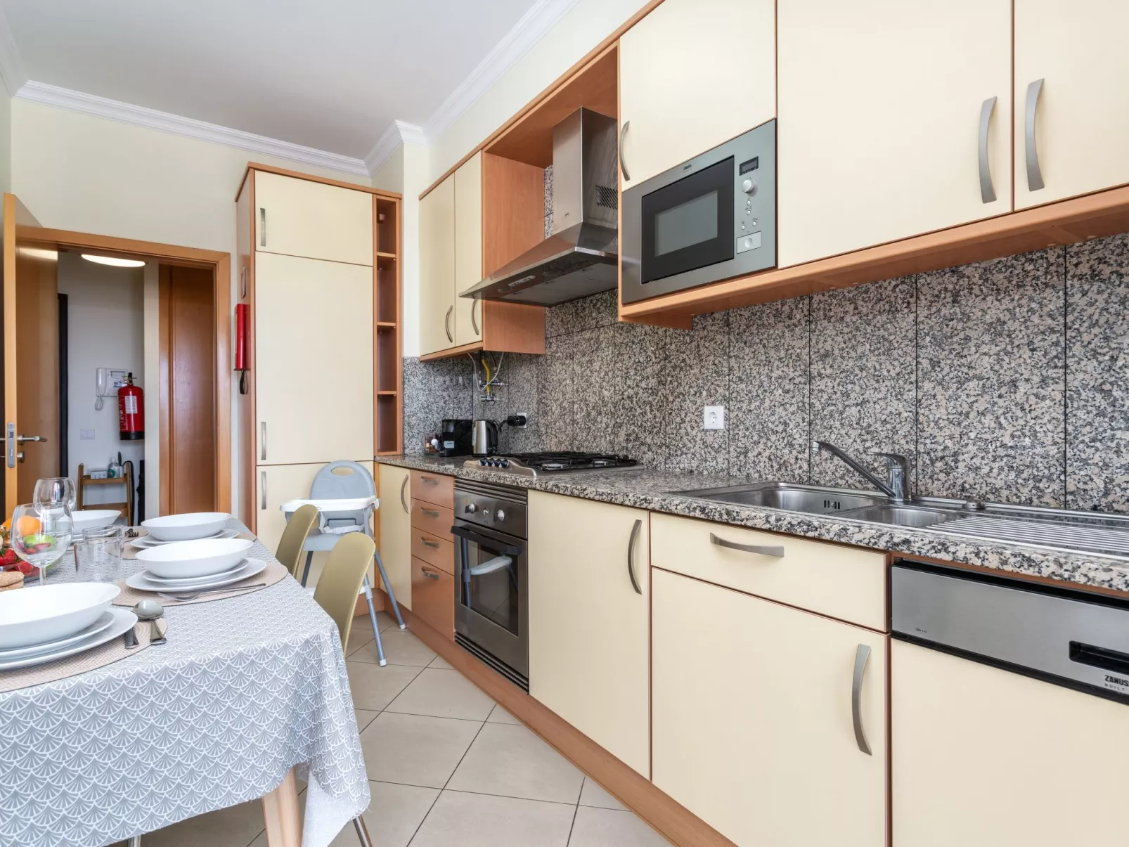 "Elena 1" mit Blick auf das Wasser - Image-tags.info