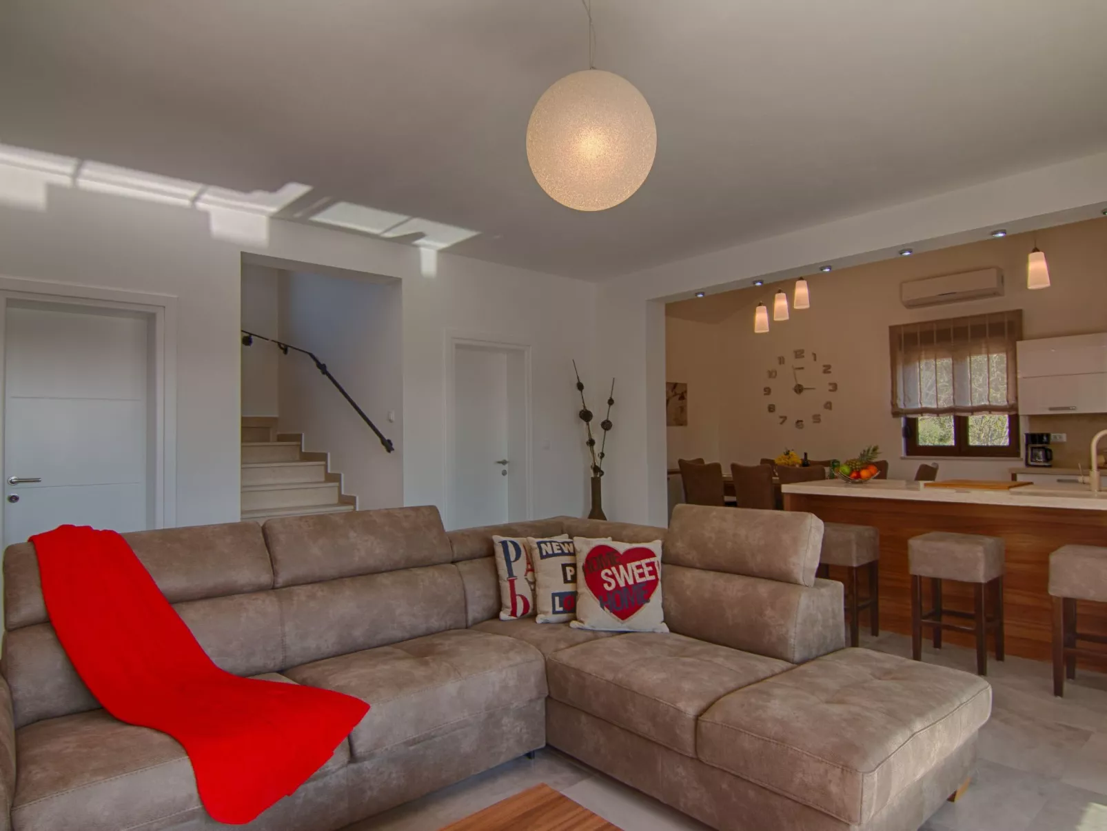 "Laura" mit Blick auf das Wasser - Image-tags.info